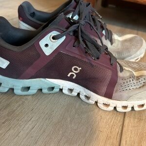 Women’s Size 7.5 OnCloud shoes